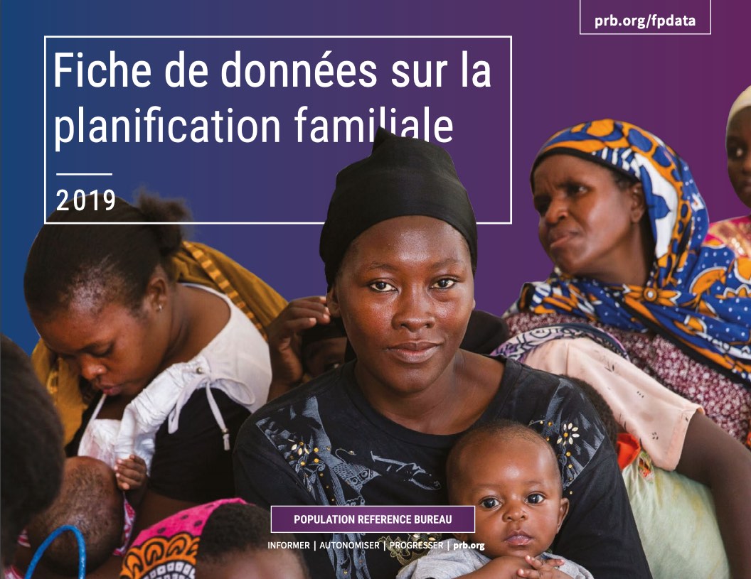 pdf cover in french with women and children looking at camera.